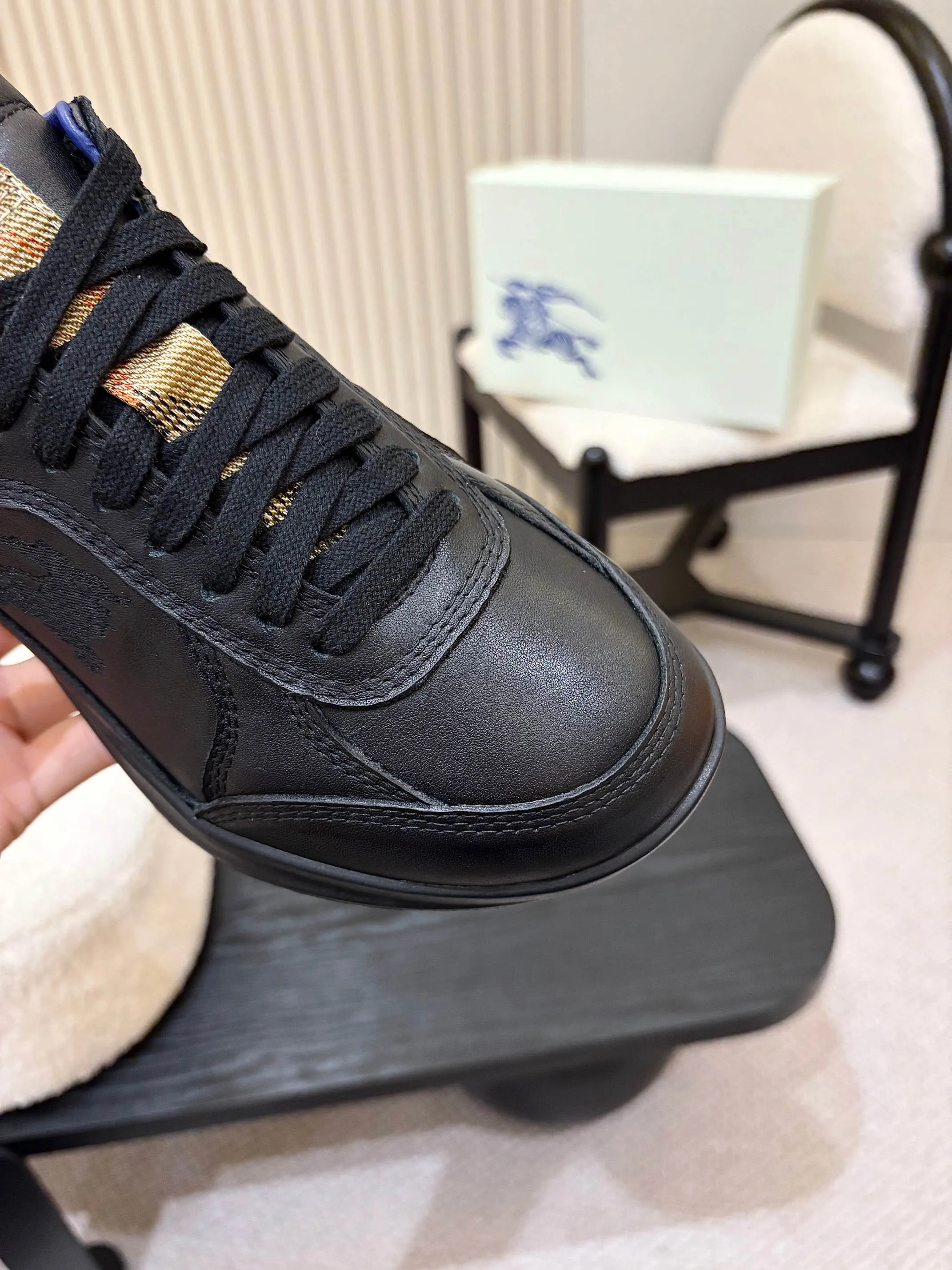 Men's shoes 💰640 Burberry's popular casual sneakers, debuted at the brand's 2025 summer fashion show. Made of refined Italian leather with tonal topstitching details, it's inspired by sporty design. Paired with lightweight soles and Burberry checkered shoe tabs, embellished with embroidery of the brand's Equestrian Knight logo (EKD) ✅Fabric: frosted/grained cowhide ✅Lining: sheepskin ✅Outsole: ultra-light rubber sole ✅Color: black/white/apricot available ✅Size: Men's 39-46 (45, 46 customized)